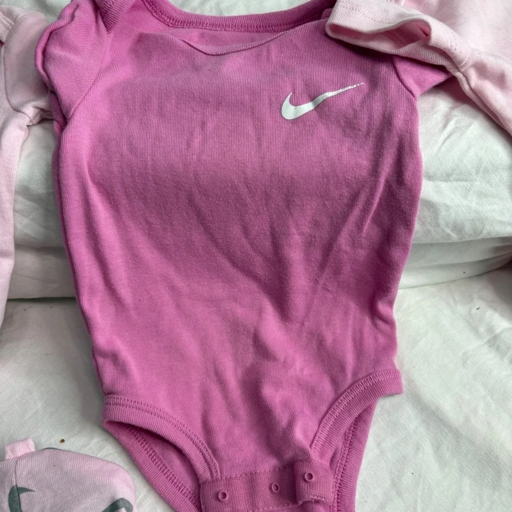Nike Baby Essentials 3 Pack Long Sleeve Bodysuit Set in pink 6m